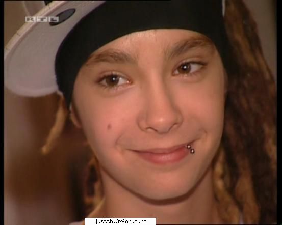 Hai sa punem poze super cu tommy - in poza asta e zoooper sweetyyyy =)cel mai fum - just love 4 Tom