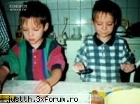 poze knd ei erau mici - gemenii o ajutau pe mamik in bucatarie - just  Tokio Hotel